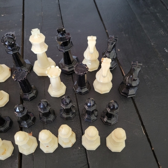Vintage Chess Pieces Replacement Plastic Black Cream Ivory Tan - Picture 3 of 7